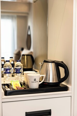 Standard-Zweibettzimmer, Stadtblick | Kaffee und/oder Kaffeemaschine