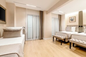 Phòng 3 Deluxe, quang cảnh thành phố | Két bảo mật tại phòng, bàn, phòng cách âm 