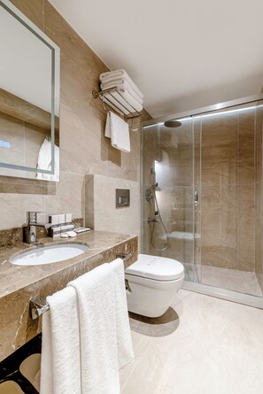 Phòng 3 Deluxe, quang cảnh thành phố | Phòng tắm | Buồng tắm vòi sen, máy sấy tóc, dép đi trong nhà, khăn tắm 