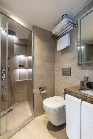 Deluxe-Zweibettzimmer, Stadtblick | Badezimmer