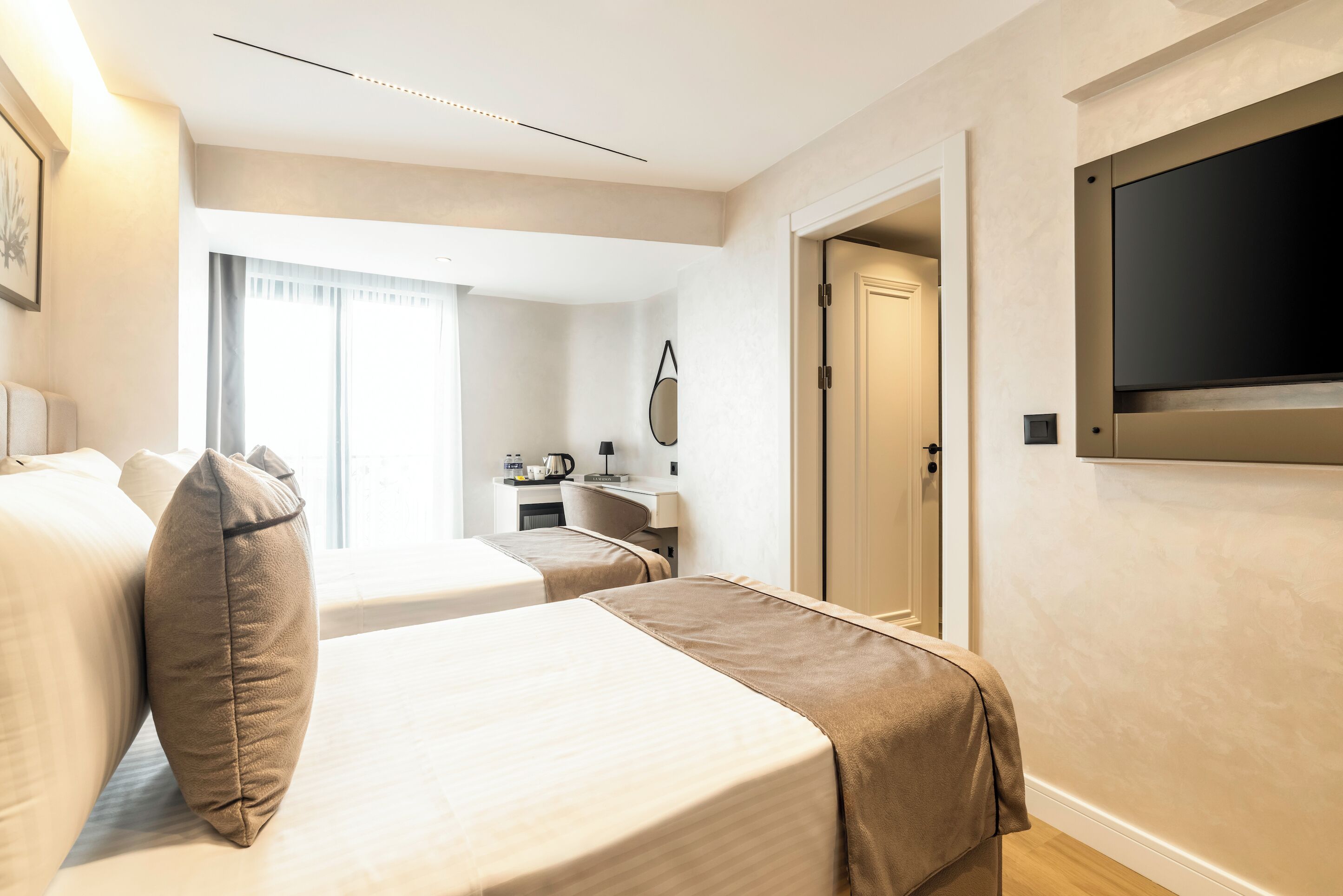 Phòng 2 giường đơn Deluxe, quang cảnh thành phố | Két bảo mật tại phòng, bàn, phòng cách âm 