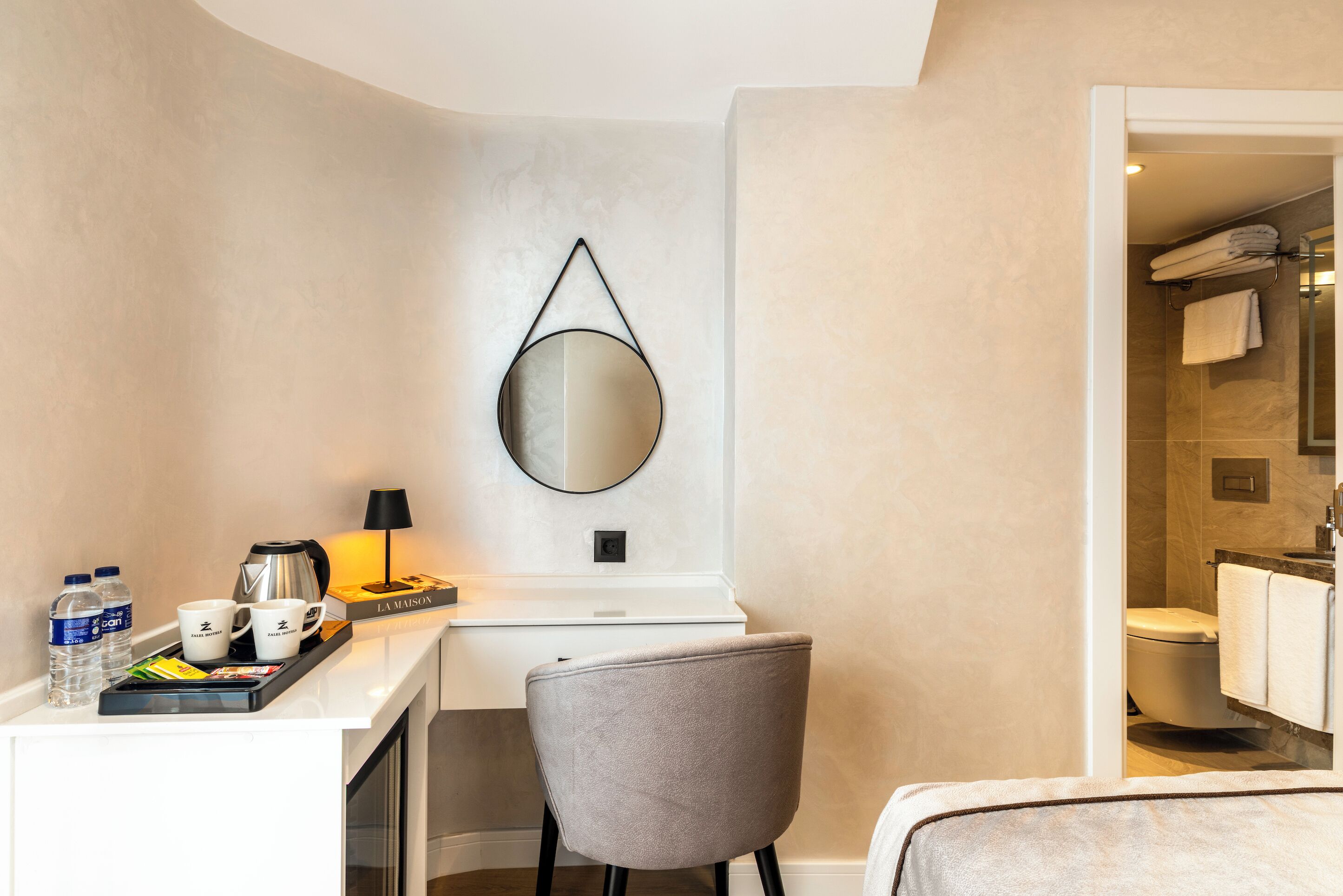 Deluxe Twin Room, City View | Interior