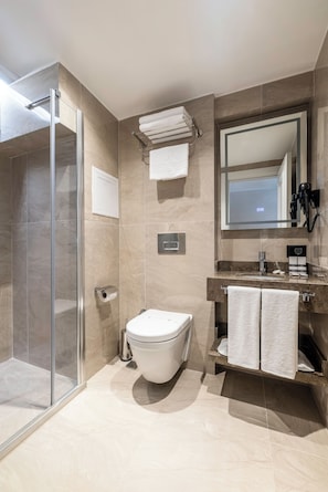 ห้องสแตนดาร์ดทวิน, วิวเมือง | ห้องน้ำ | ฝักบัว, ไดร์เป่าผม, รองเท้าสวมภายในห้อง, ผ้าเช็ดตัว