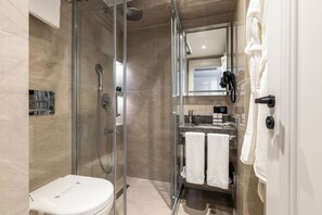 ห้องสแตนดาร์ดดับเบิล, วิวเมือง | ห้องน้ำ | ฝักบัว, ไดร์เป่าผม, รองเท้าสวมภายในห้อง, ผ้าเช็ดตัว