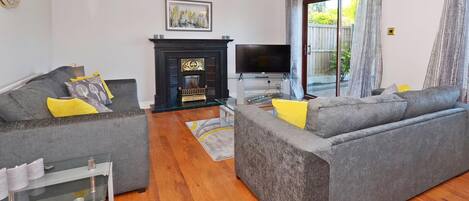 TV, fireplace