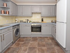Dishwasher, high chair - 4 bedroom accommodation in Blythe Bridge (Blythe Bridge)