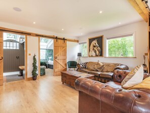 Interior - Lucky's Stable - UK34101 (Chichester)