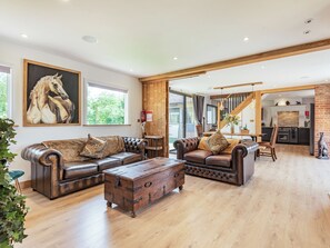 TV, fireplace - Lucky's Stable - UK34101 (Chichester)