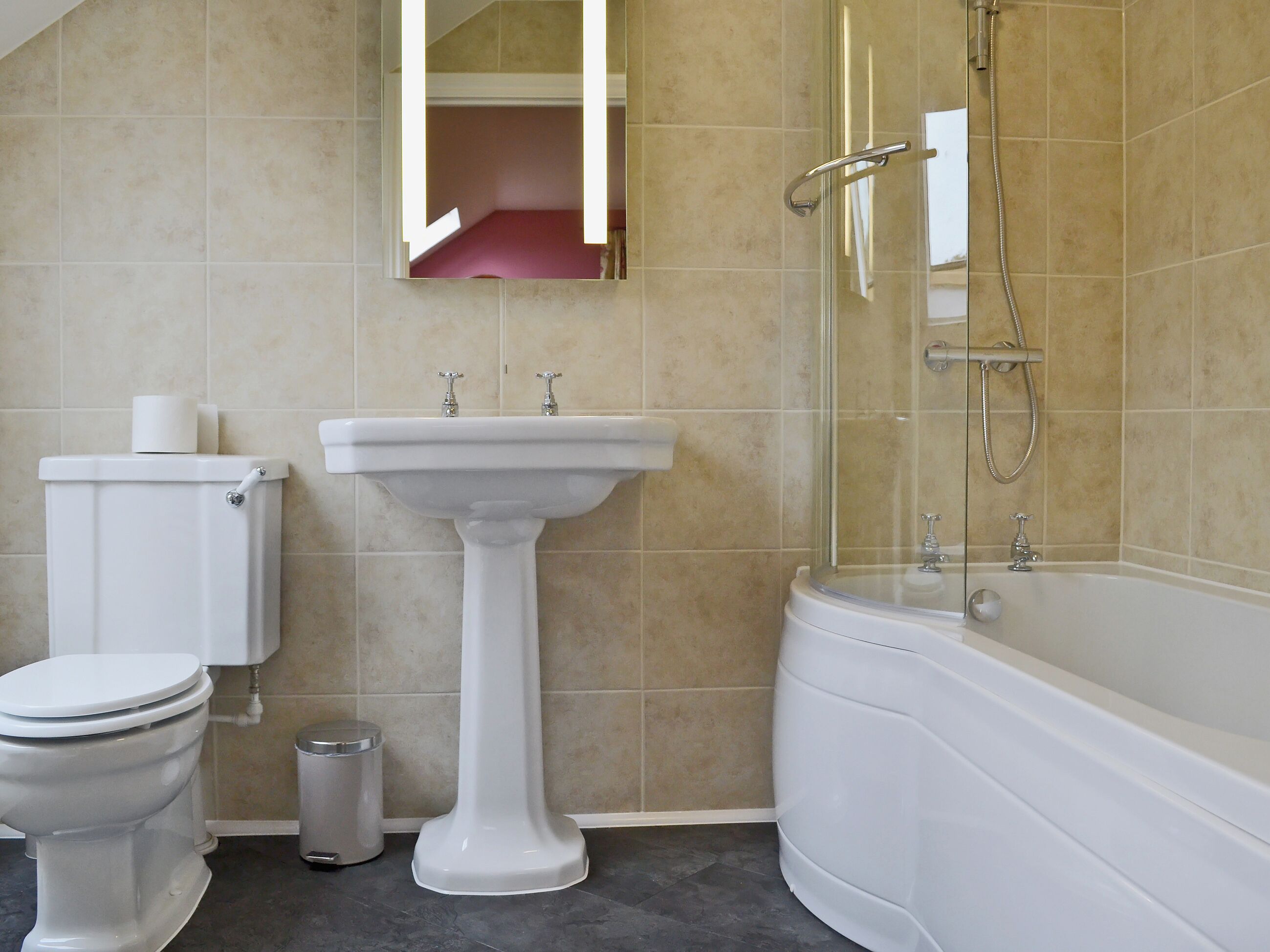 Un baño con inodoro, lavabo y bañera.