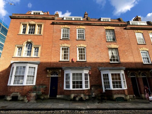 Gloucester Apartment - UK37842