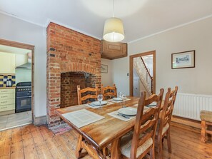 Dining - 4 bedroom accommodation in Andover (Andover)