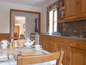 Dishwasher, high chair - Jock Scott Cottage-UK5701 (By Dunkeld, Pitlochry)