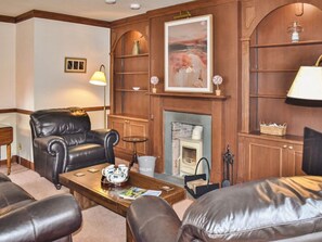 TV, fireplace - Keepers Cottage-UK5702 (By Dunkeld, Pitlochry)