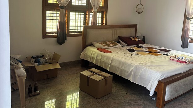 A bedroom with a bed, a ceiling fan, and a window with curtains. - Perfect 1-bedroom bed & breakfast with AC in Bengaluru (Bengaluru)