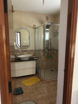 Bathroom - Perfect 1-bedroom bed & breakfast with AC in Bengaluru (Bengaluru)