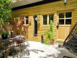 Outdoor dining - The Stable at Hilltop Farm (Awbridge, near Romsey)