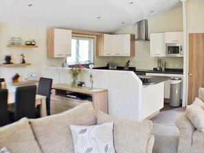 TV - 3 bedroom accommodation in Felton (Felton)