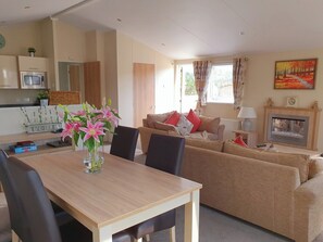 TV - Serenity Lodge-UK3456 (Felton)