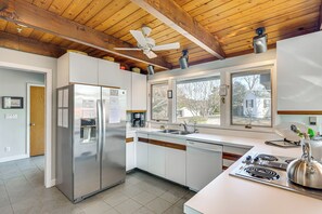 Kühlschrank, Mikrowelle, Herdplatte, Geschirrspüler