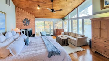 4 bedrooms, desk, iron/ironing board, travel crib