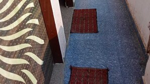 A narrow balcony with a blue carpet and two red mats. - Shri Kishori Kunj Home Stay (Vrindavan)