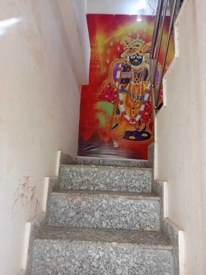 Una escalera con un cartel religioso en la parte superior.