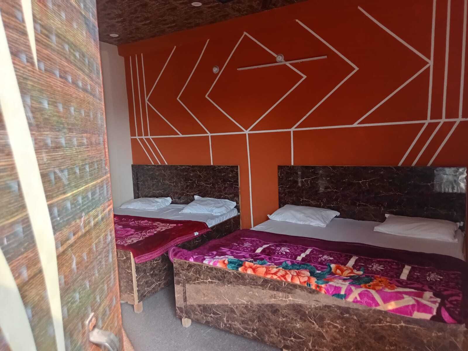 四人房 | 摺床/加床 (收費)、免費 Wi-Fi、床單