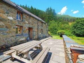 Outdoor dining - 3 bedroom accommodation in Llyn Geirionydd, near Llanrwst (Llyn Geirionydd, near Llanrwst)