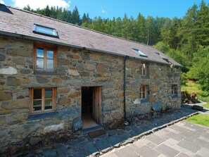 Exterior - 3 bedroom accommodation in Llyn Geirionydd, near Llanrwst (Llyn Geirionydd, near Llanrwst)