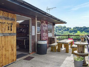 Outdoor dining - 5 bedroom accommodation in Rudyard Lake (Rudyard Lake)