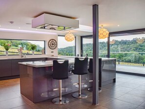 Interior - 5 bedroom accommodation in Rudyard Lake (Rudyard Lake)