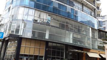 Quarto solteiro, vista para a cidade | Detalhe da fachada