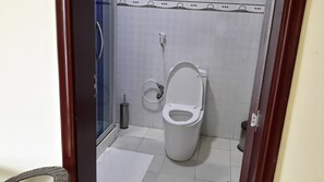 Eenpersoonskamer, uitzicht op de stad | Badkamer | Handdoeken, zeep, toiletpapier