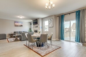 Living area - 2 Mi to National Sports Center: Blaine Base Camp (Blaine)