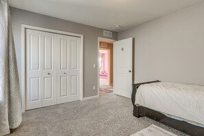 Room - 2 Mi to National Sports Center: Blaine Base Camp (Blaine)