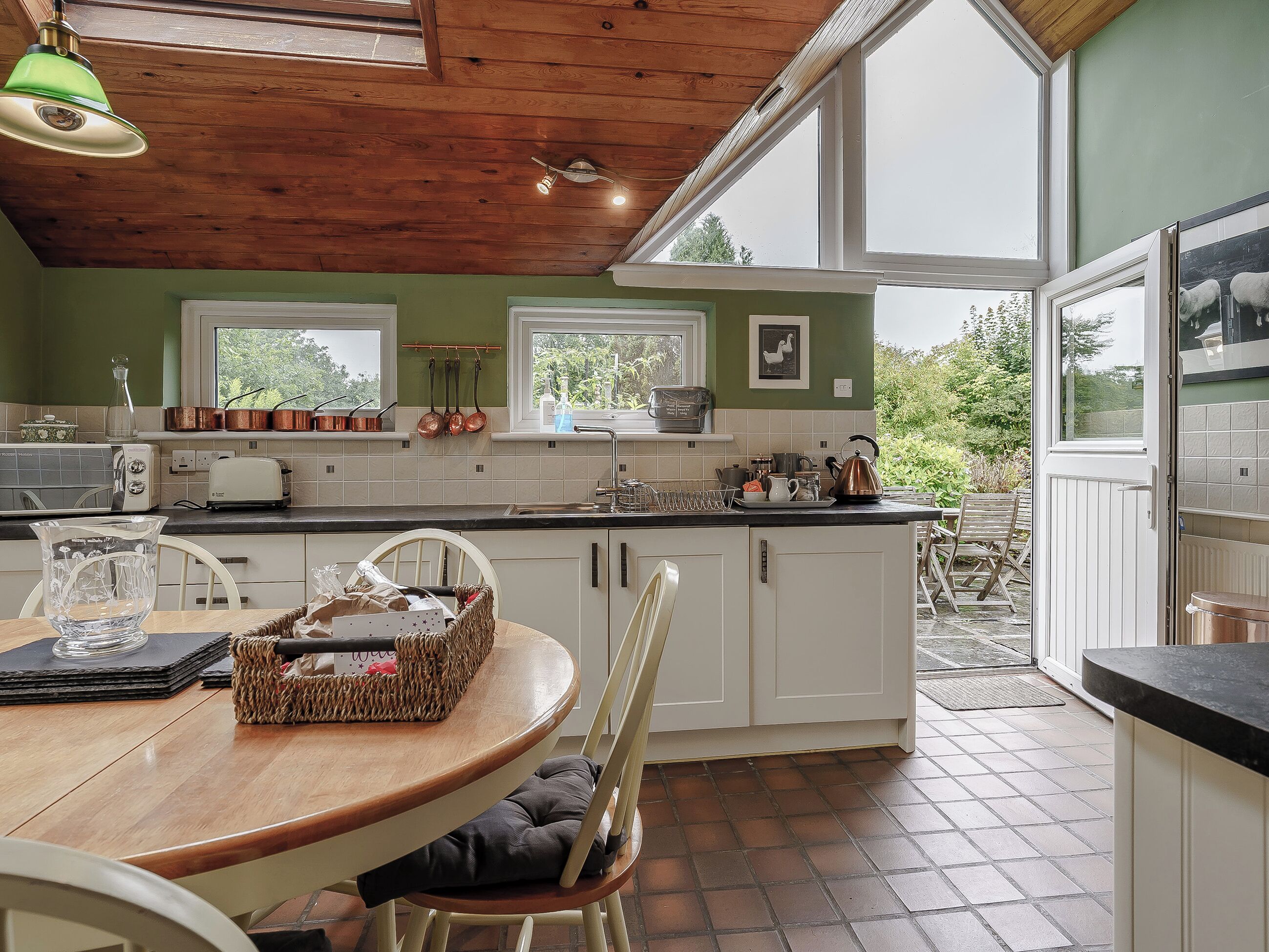 Een vaatwasser, een kinderstoel