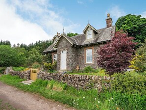 Exterior - Find the feeling of rural solitude in this stunning cottage. (Parton, near Castle Douglas)