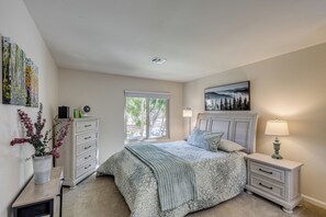 2 bedrooms, iron/ironing board, travel cot, Internet - Pool Access + Balcony: Updated Condo Near UCSD! (San Diego)