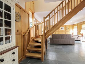 المنشأة من الداخل