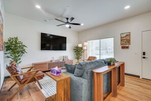 TV, books, stereo - Newly Finished, High-End Condo Near Tucson’s Best! (Tucson)