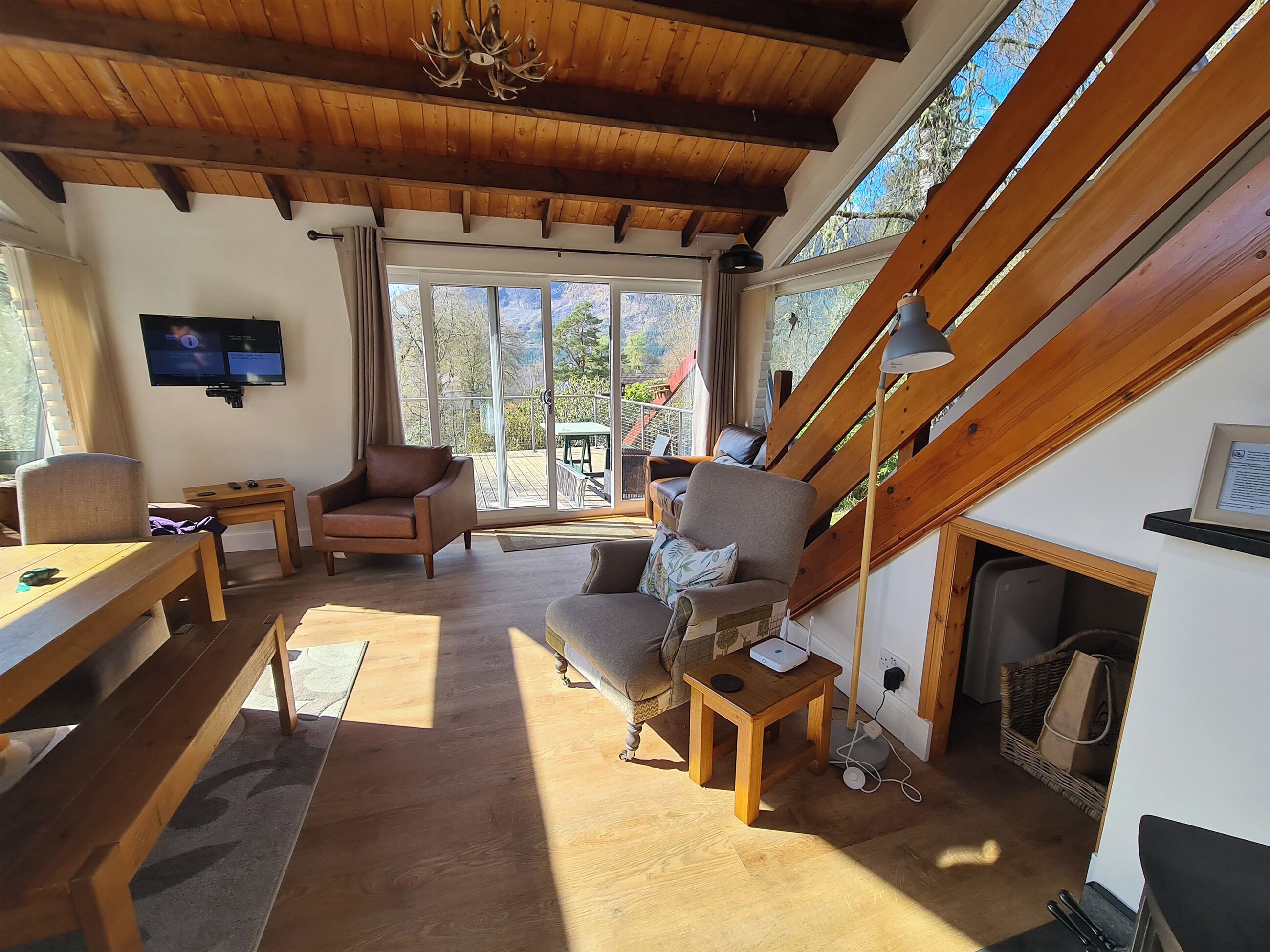TV, fireplace