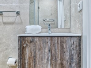 Bathroom - Vita Portucale | Alfama Sweet Retreat (Lisboa)