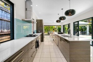 Fridge, microwave, oven, stovetop - Belle Escapes Castaways (Palm Cove)