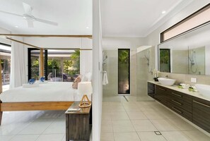 Hair dryer, towels, soap, shampoo - Belle Escapes Castaways (Palm Cove)
