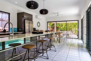Fridge, microwave, oven, stovetop - Belle Escapes Castaways (Palm Cove)