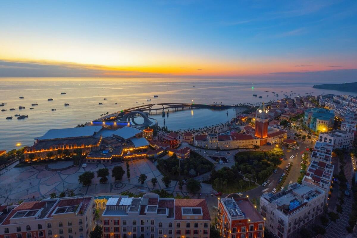 Deluxe Apartment, 1 Bedroom, Balcony, Beach View | In-room safe, desk, laptop workspace, blackout drapes