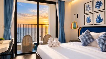 Studio Premier, balkon, pemandangan teluk | Seprai premium, busa memori, minibar, dan brankas