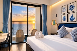 Premier studio, balkon, uitzicht op de baai | Luxe beddengoed, bedden met traagschuimmatrassen, een minibar