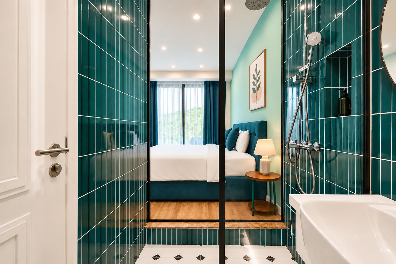 Ein modernes Badezimmer mit Badewanne, Dusche und einer Glastrennwand, die das Badezimmer vom Schlafzimmer abteilt.