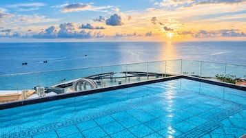 Kolam renang outdoor, dengan kursi berjemur